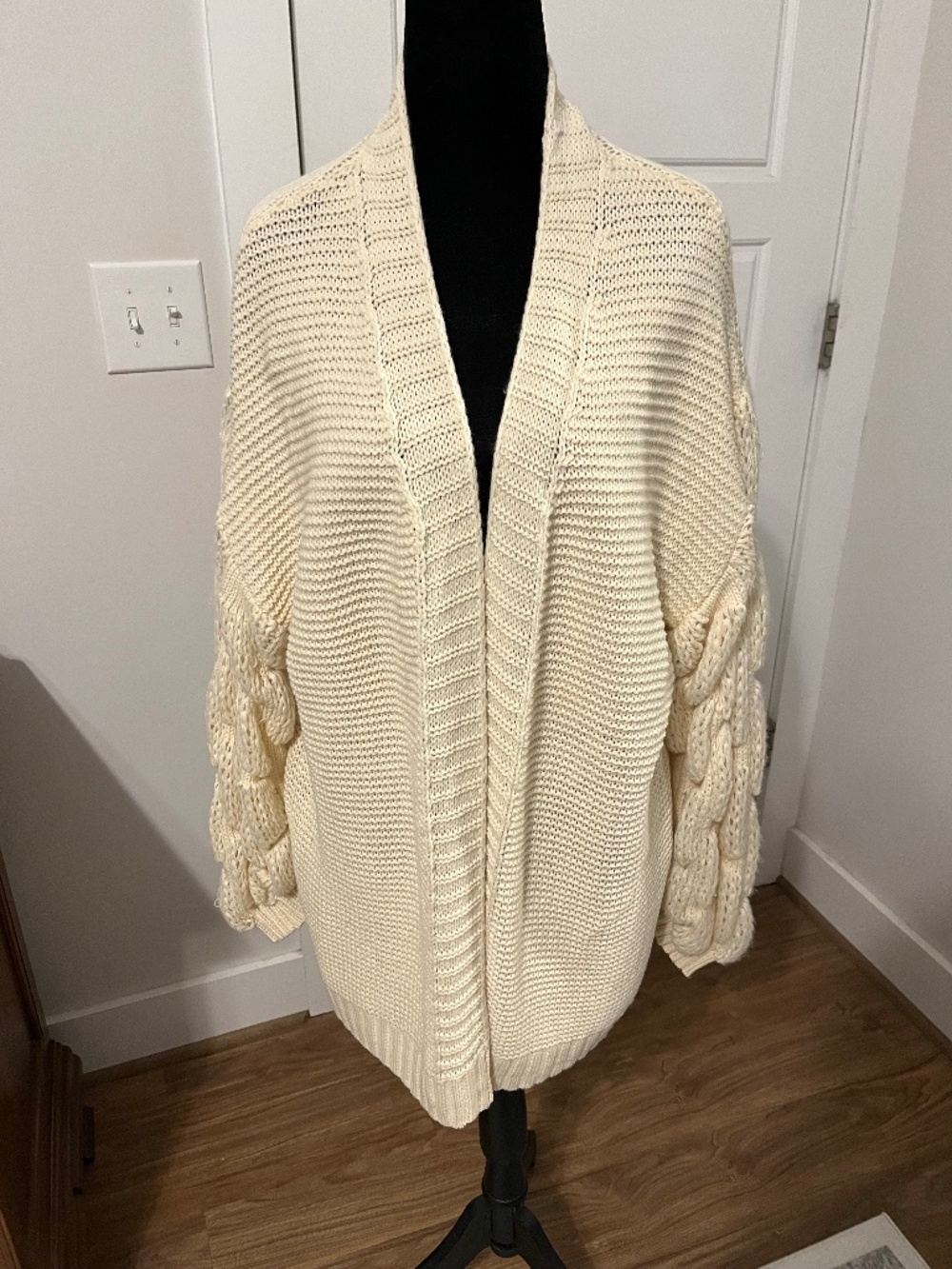 Main Strip Cream Open-Front Chunky Cable Sleeve Cardigan